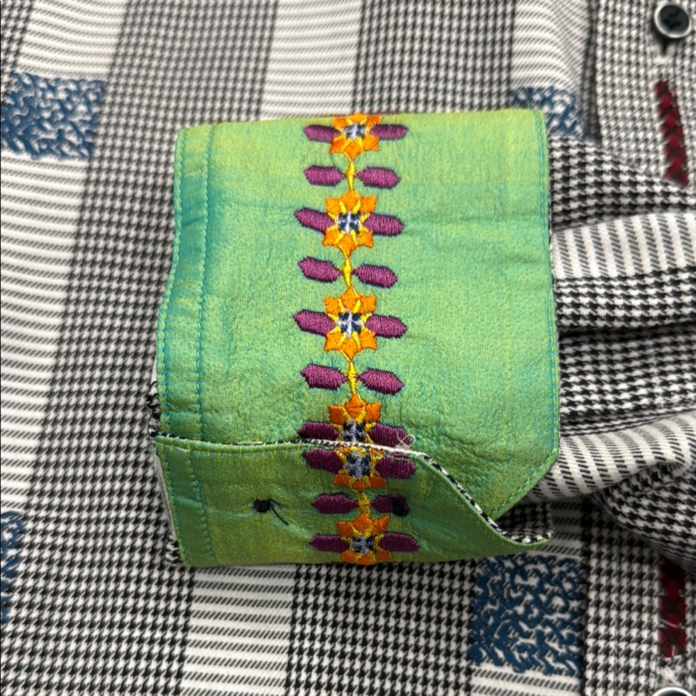 Robert Graham Casual Button Down Shirt worn gently no signs of wear - Picture 2 of 3